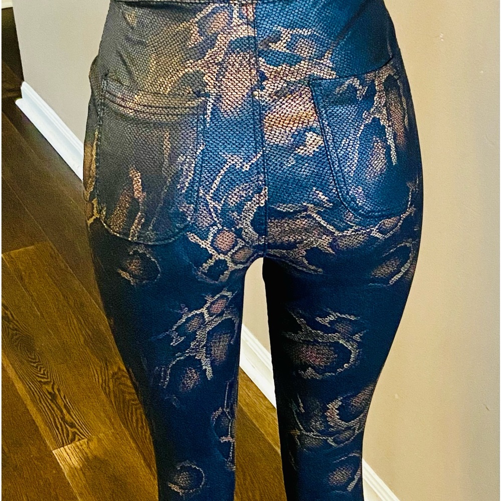 Snake like look. Size large. Jeans